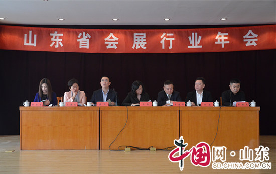 點(diǎn)擊圖片翻到下一頁(yè)>> 山東省會(huì)展行業(yè)年會(huì)舉行 發(fā)布《2015山東省會(huì)展業(yè)發(fā)展報(bào)告》